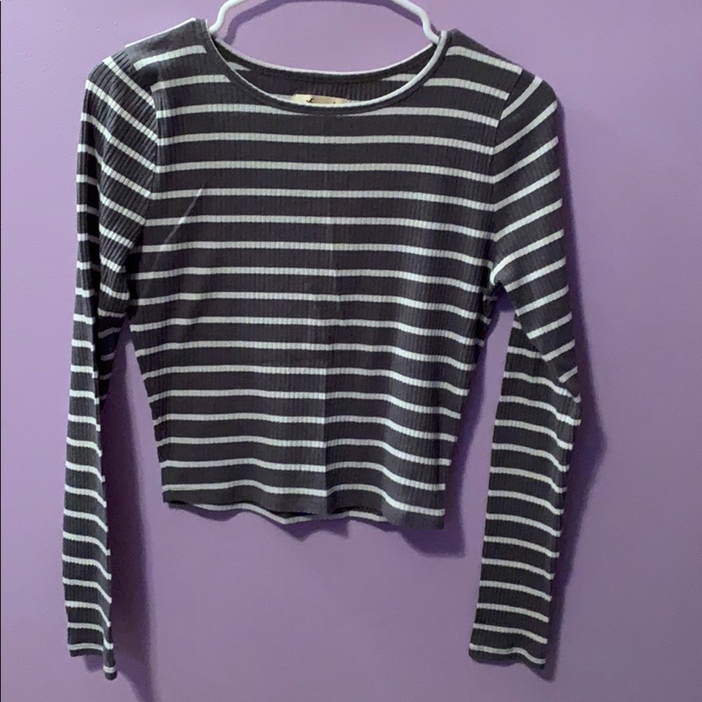 Cropped hollister shirt